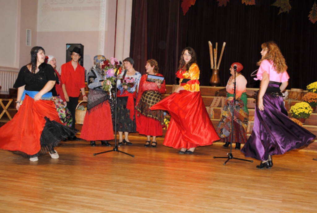 Apsveikt folkloras kopu «Trejupe» 20 gadu jubilejā Bauskas kultūras centrā 14. oktobrī bija ieradušies ne tikai dziedātāju ģimenes locekļi, bet arī kolēģi no citām folkloras kopām, arī Lietuvas.
Ceraukstes folkloras kopa «Laukam pāri»...
Autors: Kristaps Ābelnieks
