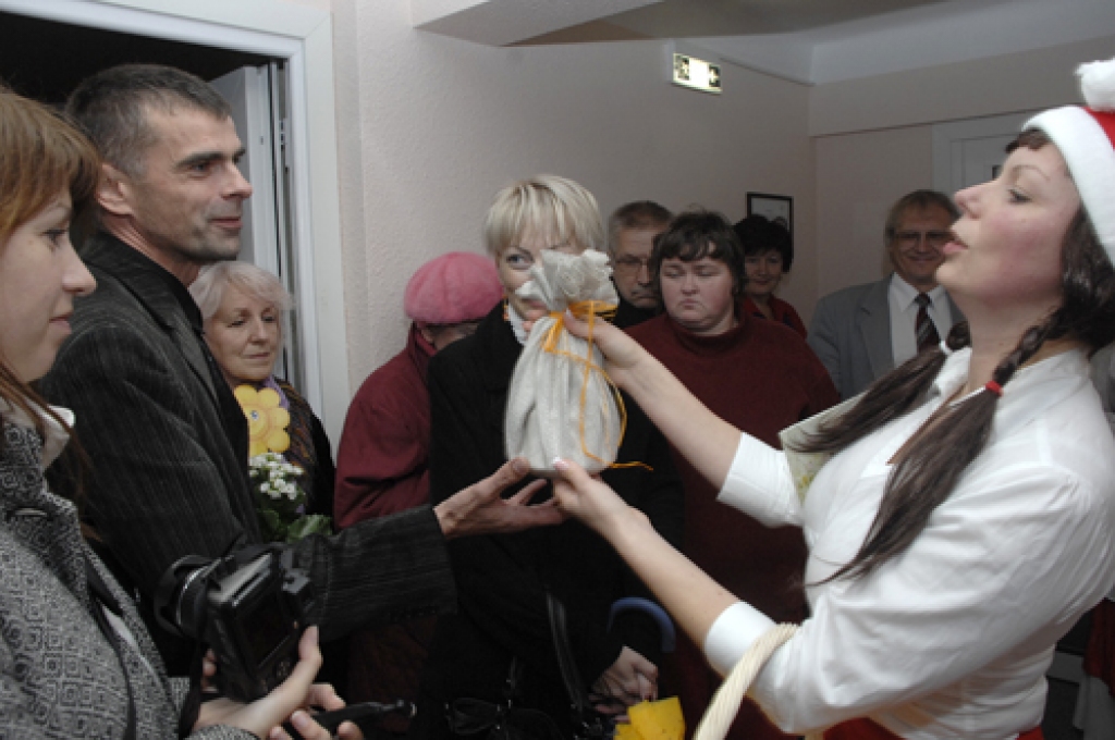 Rundāles novada Saulainē 13. oktobrī atklāts rekonstruētais sociālais centrs. No Saulaines profesionālās vidusskolas pārņemtā dienesta viesnīcas trīsstāvīgā ēka pārvērtusies līdz nepazīšanai.
Ēka siltināta, veikts kapitālais remonts,...
Autors: Ivars Bogdanovs