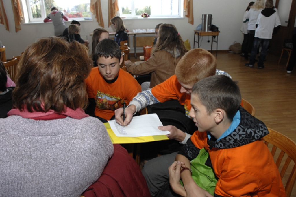 Bauskas un Rundāles novada skolēni, kam tuva ir ģeogrāfija un aktīva izklaide, trešdien, 12. oktobrī, kārtīgi izskraidījās un iepazina Codes pagasta centru. Tādā veidā jau otro gadu pēc kārtas tika aizvadīta ģeogrāfijas diena «Iepazīsti...
Autors: Ivars Bogdanovs