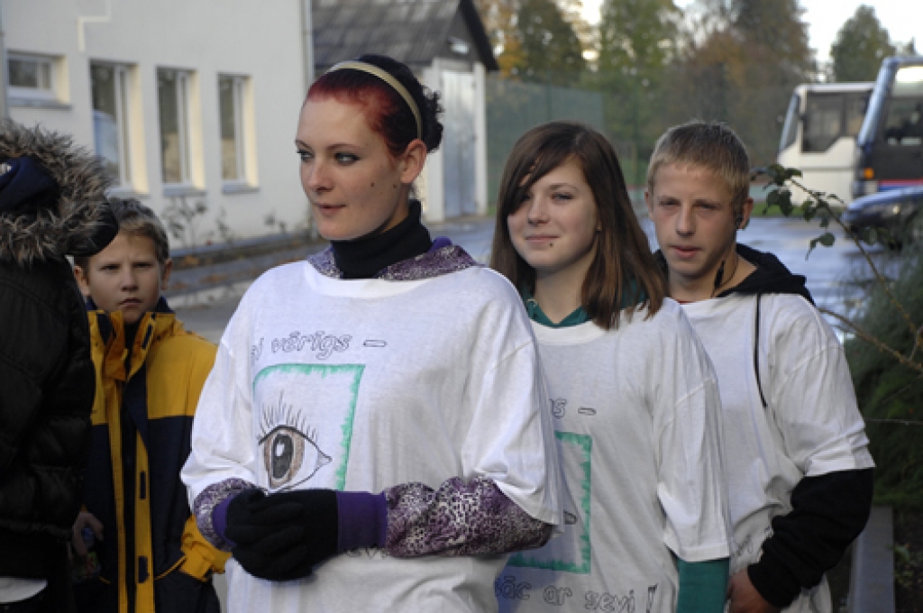 Bauskas un Rundāles novada skolēni, kam tuva ir ģeogrāfija un aktīva izklaide, trešdien, 12. oktobrī, kārtīgi izskraidījās un iepazina Codes pagasta centru. Tādā veidā jau otro gadu pēc kārtas tika aizvadīta ģeogrāfijas diena «Iepazīsti...
Autors: Ivars Bogdanovs