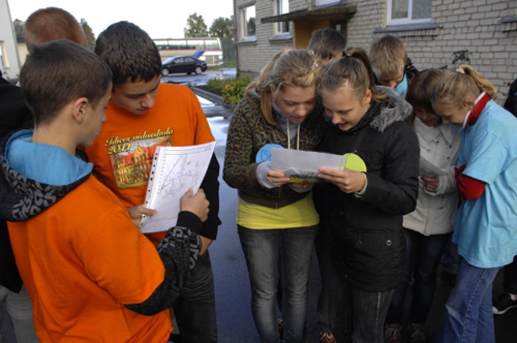 Bauskas un Rundāles novada skolēni, kam tuva ir ģeogrāfija un aktīva izklaide, trešdien, 12. oktobrī, kārtīgi izskraidījās un iepazina Codes pagasta centru. Tādā veidā jau otro gadu pēc kārtas tika aizvadīta ģeogrāfijas diena «Iepazīsti...
Autors: Ivars Bogdanovs