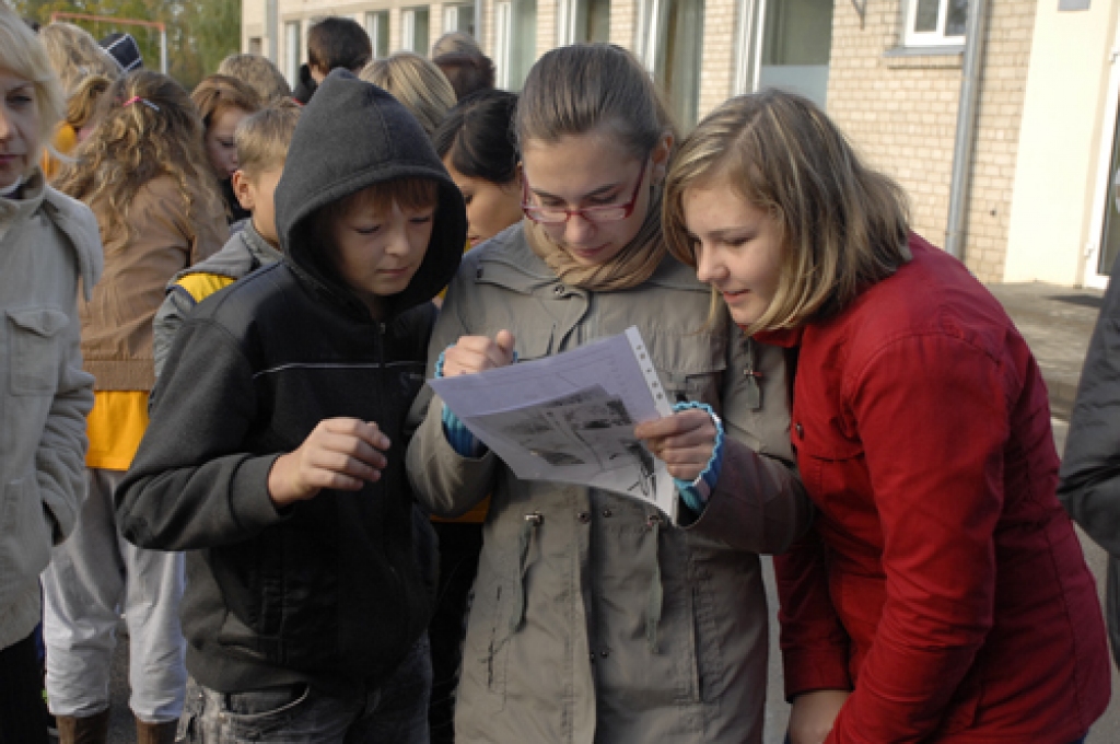 Bauskas un Rundāles novada skolēni, kam tuva ir ģeogrāfija un aktīva izklaide, trešdien, 12. oktobrī, kārtīgi izskraidījās un iepazina Codes pagasta centru. Tādā veidā jau otro gadu pēc kārtas tika aizvadīta ģeogrāfijas diena «Iepazīsti...
Autors: Ivars Bogdanovs