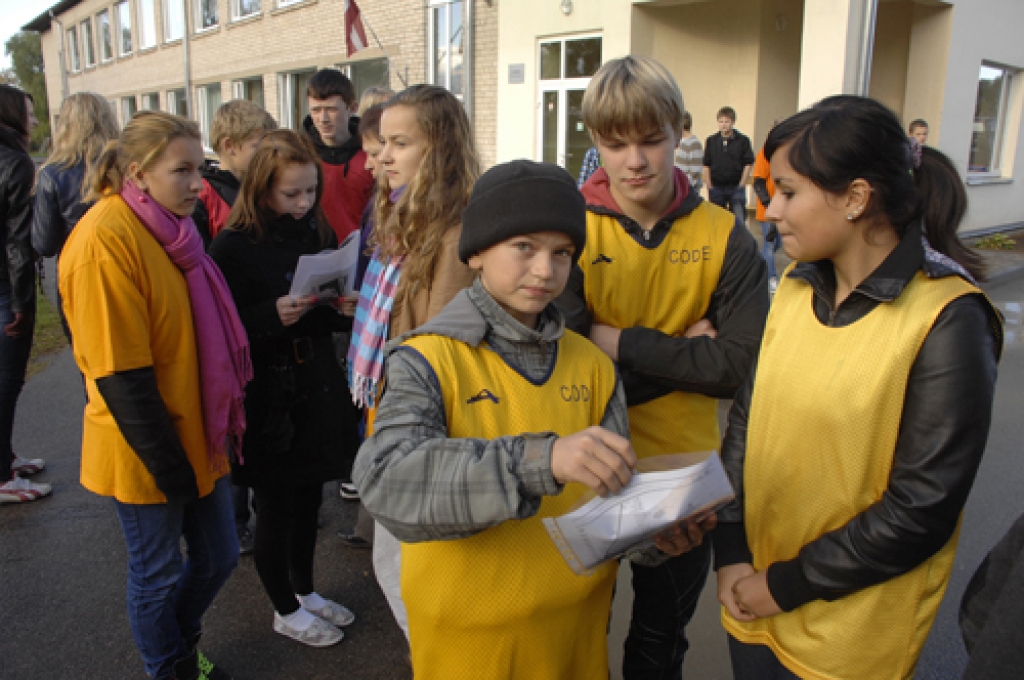 Bauskas un Rundāles novada skolēni, kam tuva ir ģeogrāfija un aktīva izklaide, trešdien, 12. oktobrī, kārtīgi izskraidījās un iepazina Codes pagasta centru. Tādā veidā jau otro gadu pēc kārtas tika aizvadīta ģeogrāfijas diena «Iepazīsti...
Autors: Ivars Bogdanovs