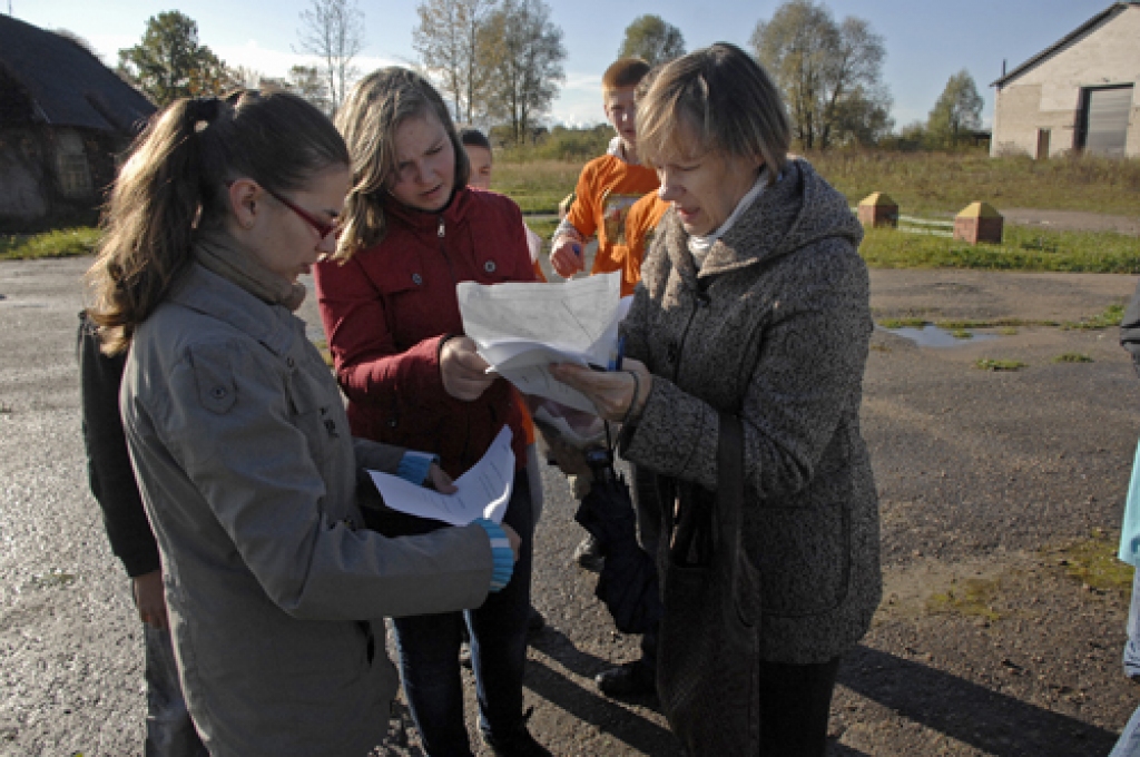 Bauskas un Rundāles novada skolēni, kam tuva ir ģeogrāfija un aktīva izklaide, trešdien, 12. oktobrī, kārtīgi izskraidījās un iepazina Codes pagasta centru. Tādā veidā jau otro gadu pēc kārtas tika aizvadīta ģeogrāfijas diena «Iepazīsti...
Autors: Ivars Bogdanovs