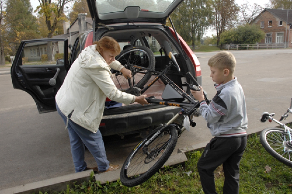 17 kilometru garo velomaršrutu svētdien, 9. oktobrī, Vecumniekos ar velosipēdiem pieveica aptuveni 40 dažāda vecuma dalībnieku. Par rudens velobraucienu iespaidus gūsit, aplūkojot fotogrāfijas.
Autors: Ivars Bogdanovs