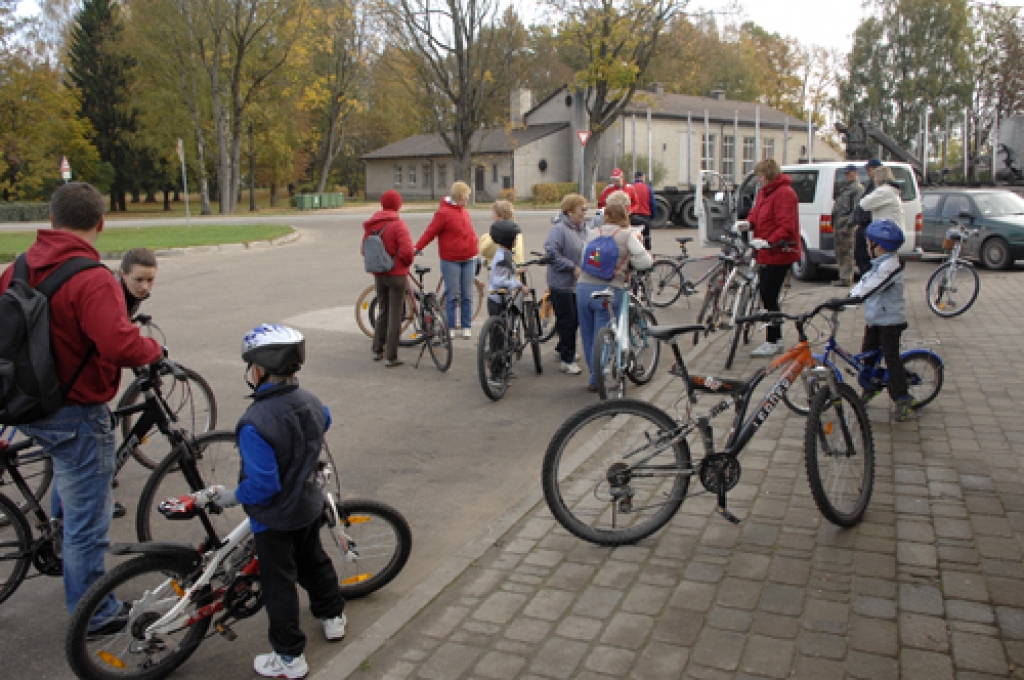 17 kilometru garo velomaršrutu svētdien, 9. oktobrī, Vecumniekos ar velosipēdiem pieveica aptuveni 40 dažāda vecuma dalībnieku. Par rudens velobraucienu iespaidus gūsit, aplūkojot fotogrāfijas.
Autors: Ivars Bogdanovs