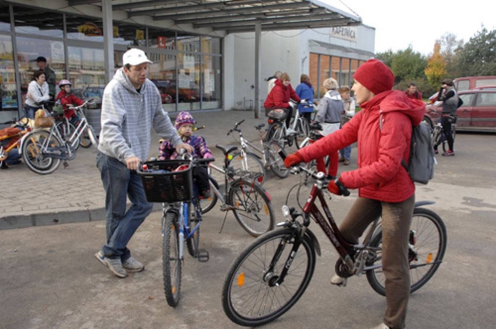 17 kilometru garo velomaršrutu svētdien, 9. oktobrī, Vecumniekos ar velosipēdiem pieveica aptuveni 40 dažāda vecuma dalībnieku. Par rudens velobraucienu iespaidus gūsit, aplūkojot fotogrāfijas.
Autors: Ivars Bogdanovs