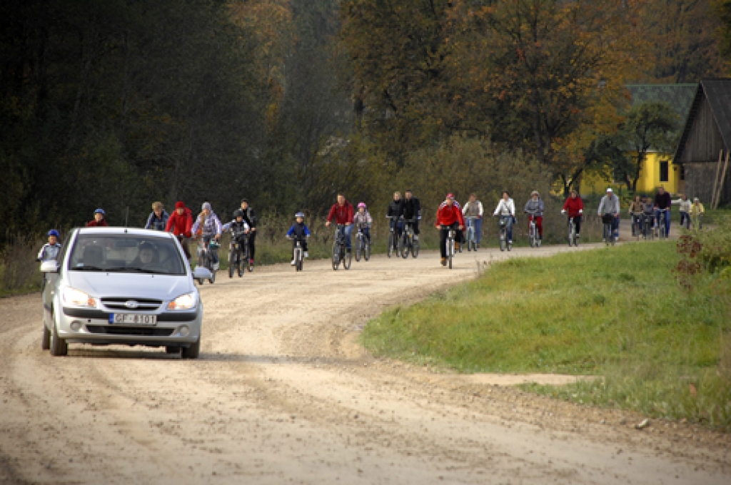 17 kilometru garo velomaršrutu svētdien, 9. oktobrī, Vecumniekos ar velosipēdiem pieveica aptuveni 40 dažāda vecuma dalībnieku. Par rudens velobraucienu iespaidus gūsit, aplūkojot fotogrāfijas.
Autors: Ivars Bogdanovs
