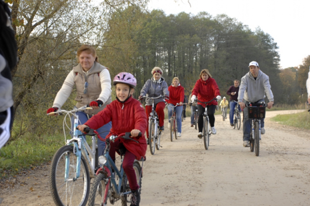 17 kilometru garo velomaršrutu svētdien, 9. oktobrī, Vecumniekos ar velosipēdiem pieveica aptuveni 40 dažāda vecuma dalībnieku. Par rudens velobraucienu iespaidus gūsit, aplūkojot fotogrāfijas.
Autors: Ivars Bogdanovs