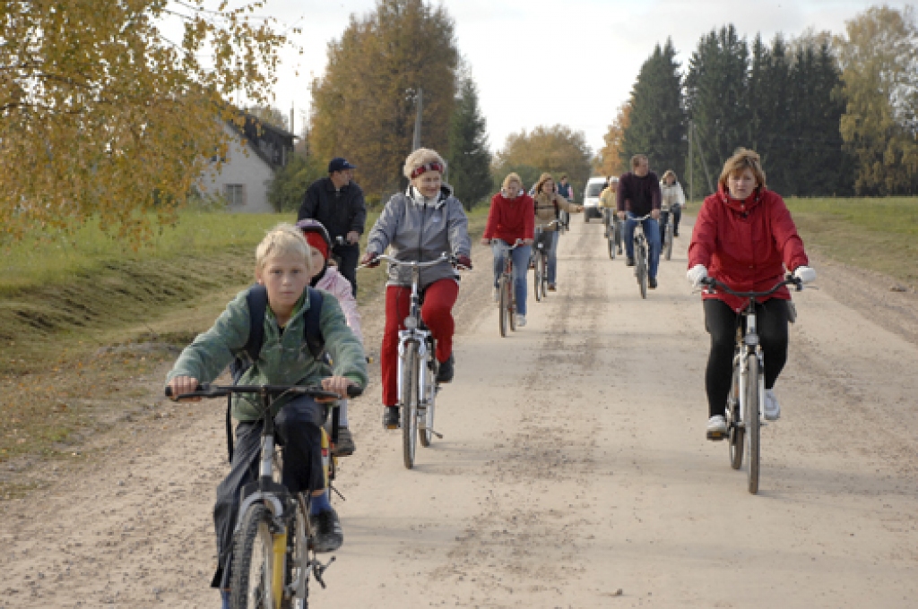 17 kilometru garo velomaršrutu svētdien, 9. oktobrī, Vecumniekos ar velosipēdiem pieveica aptuveni 40 dažāda vecuma dalībnieku. Par rudens velobraucienu iespaidus gūsit, aplūkojot fotogrāfijas.
Autors: Ivars Bogdanovs