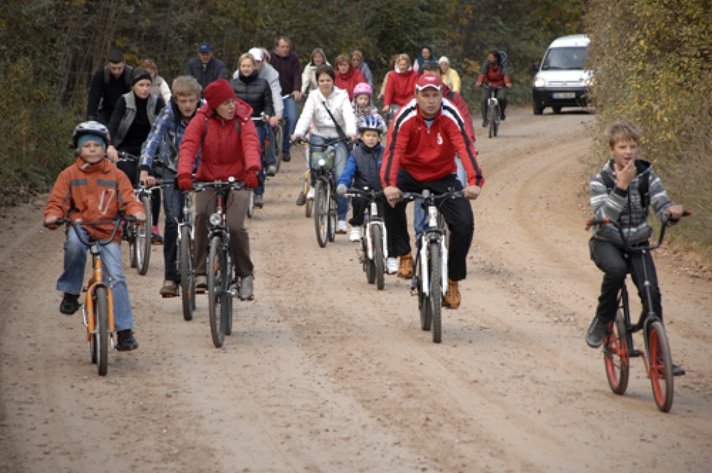 17 kilometru garo velomaršrutu svētdien, 9. oktobrī, Vecumniekos ar velosipēdiem pieveica aptuveni 40 dažāda vecuma dalībnieku. Par rudens velobraucienu iespaidus gūsit, aplūkojot fotogrāfijas.
Autors: Ivars Bogdanovs