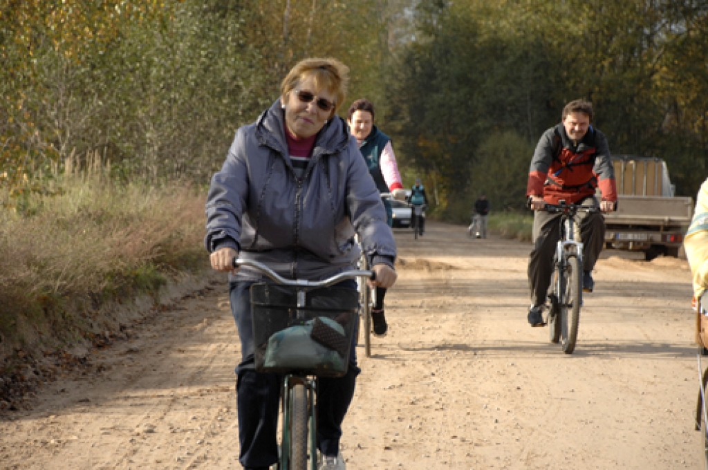 17 kilometru garo velomaršrutu svētdien, 9. oktobrī, Vecumniekos ar velosipēdiem pieveica aptuveni 40 dažāda vecuma dalībnieku. Par rudens velobraucienu iespaidus gūsit, aplūkojot fotogrāfijas.
Autors: Ivars Bogdanovs