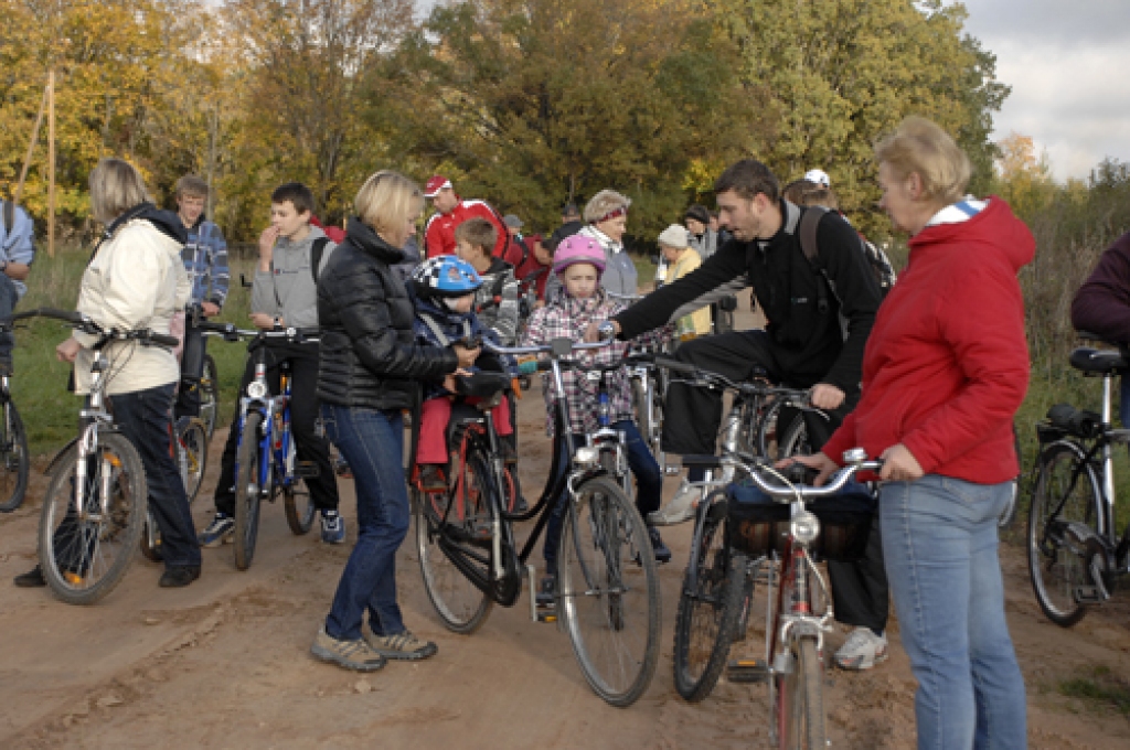 17 kilometru garo velomaršrutu svētdien, 9. oktobrī, Vecumniekos ar velosipēdiem pieveica aptuveni 40 dažāda vecuma dalībnieku. Par rudens velobraucienu iespaidus gūsit, aplūkojot fotogrāfijas.
Autors: Ivars Bogdanovs