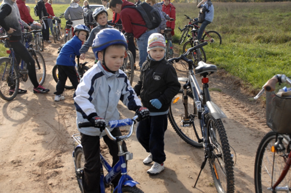 17 kilometru garo velomaršrutu svētdien, 9. oktobrī, Vecumniekos ar velosipēdiem pieveica aptuveni 40 dažāda vecuma dalībnieku. Par rudens velobraucienu iespaidus gūsit, aplūkojot fotogrāfijas.
Autors: Ivars Bogdanovs
