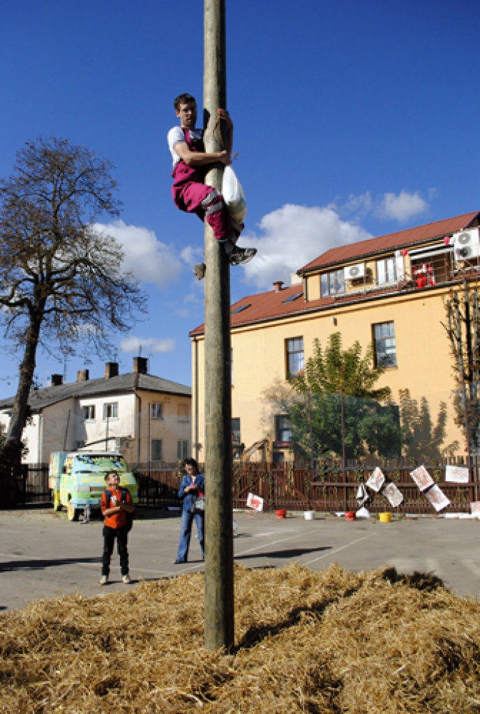 Pirmie pagalmu svētki Bauskas vecpilsētā 1. oktobrī sniedza skaidru atbildi uz diviem mokošiem jautājumiem: vai ir iespējams atdzīvināt vecpilsētu un vai mēs to varēsim izdarīt? Noteikti varēsim! Process jau ir sācies, to pierādīja ļaužu...
Autors: Juris Iļņickis