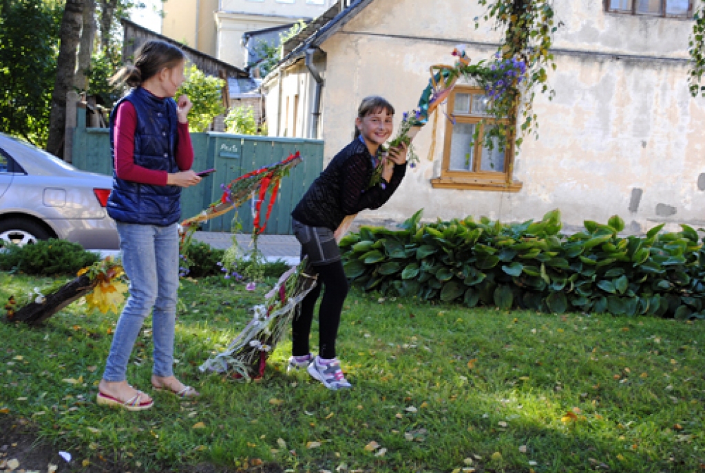 Pirmie pagalmu svētki Bauskas vecpilsētā 1. oktobrī sniedza skaidru atbildi uz diviem mokošiem jautājumiem: vai ir iespējams atdzīvināt vecpilsētu un vai mēs to varēsim izdarīt? Noteikti varēsim! Process jau ir sācies, to pierādīja ļaužu...
Autors: Juris Iļņickis