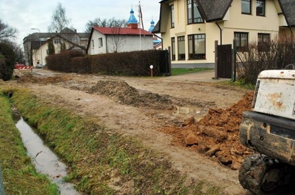 Līdz pat nākamā gada beigām mūsu pilsētas ielās notiks ūdenssaimniecības rekonstrukcijas darbi. Diemžēl tie ir atnesuši ne tikai pozitīvas cerības par ērtībām, kādas sagaidīsim pēc darbu beigām, bet arī daudz negatīvu novērojumu saistībā...
Autors: Uldis Varnevičs