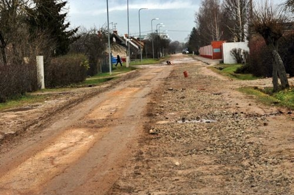 Līdz pat nākamā gada beigām mūsu pilsētas ielās notiks ūdenssaimniecības rekonstrukcijas darbi. Diemžēl tie ir atnesuši ne tikai pozitīvas cerības par ērtībām, kādas sagaidīsim pēc darbu beigām, bet arī daudz negatīvu novērojumu saistībā...
Autors: Uldis Varnevičs