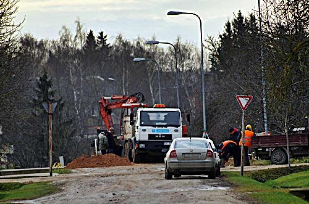 Līdz pat nākamā gada beigām mūsu pilsētas ielās notiks ūdenssaimniecības rekonstrukcijas darbi. Diemžēl tie ir atnesuši ne tikai pozitīvas cerības par ērtībām, kādas sagaidīsim pēc darbu beigām, bet arī daudz negatīvu novērojumu saistībā...
Autors: Uldis Varnevičs