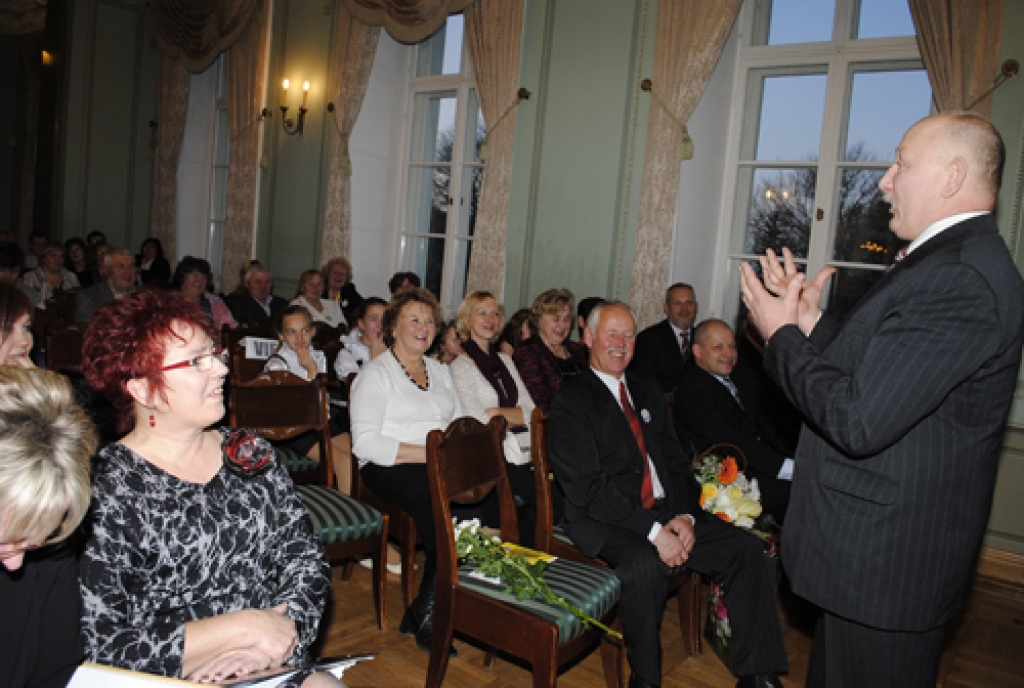 Uz skaistām atmiņām caurvītu Mežotnes pamatskolas 130 gadu jubilejas pasākumu 26. novembrī Mežotnes pilī pulcējās izglītības iestādes darbinieki un absolventi.
Autors: Juris Iļņickis