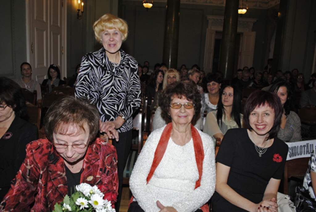 Uz skaistām atmiņām caurvītu Mežotnes pamatskolas 130 gadu jubilejas pasākumu 26. novembrī Mežotnes pilī pulcējās izglītības iestādes darbinieki un absolventi.
Autors: Juris Iļņickis