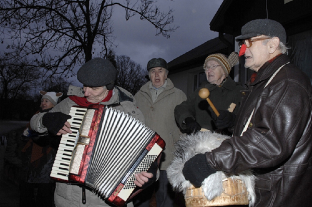 Vēl pirms tam, kad vētra bija uzņēmusi apgriezienus un pāršalkusi pāri Bauskas apkārtnei, pulciņš drosmīgāko codiešu svētdien, 27. novembra pēcpusdienā, pirmajā Adventē, uz laiku pameta savus siltos un drošos patvērumus, lai pie pagasta...
Autors: Ivars Bogdanovs