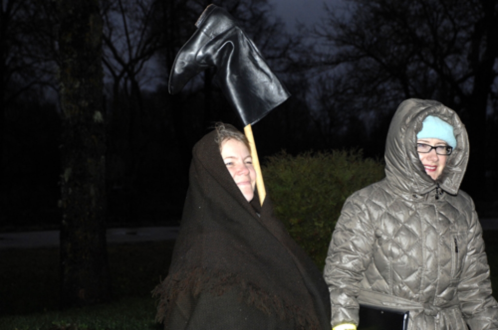 Vēl pirms tam, kad vētra bija uzņēmusi apgriezienus un pāršalkusi pāri Bauskas apkārtnei, pulciņš drosmīgāko codiešu svētdien, 27. novembra pēcpusdienā, pirmajā Adventē, uz laiku pameta savus siltos un drošos patvērumus, lai pie pagasta...
Autors: Ivars Bogdanovs
