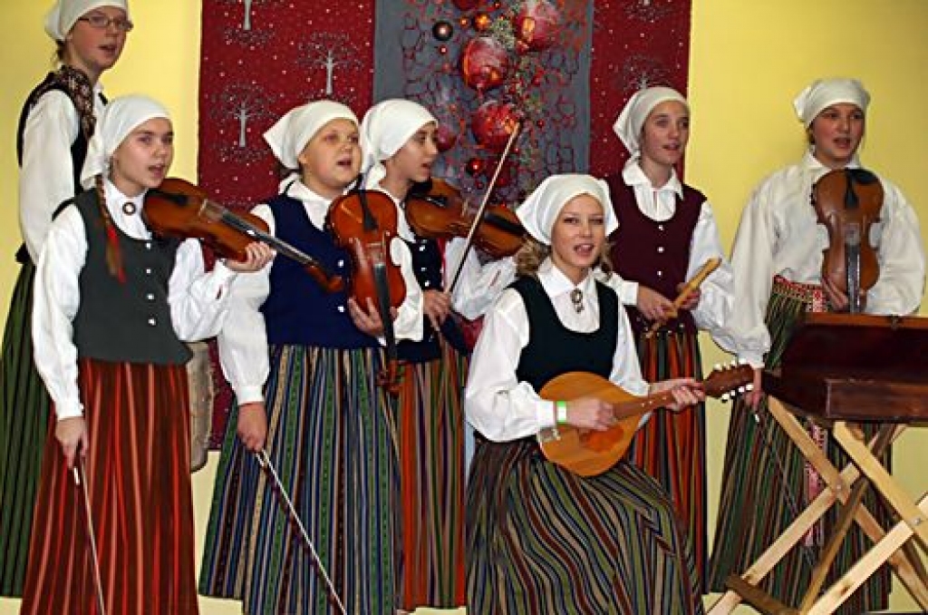 Iecavas vidusskolas 135 gadu jubilejas sarīkojums piektdien, 25. novembra vakarā, līksmā noskaņā pulcēja bijušos audzēkņus, pedagogus un darbiniekus. Jubilāru kolektīvu sveica kolēģi no citām novada izglītības iestādēm.


