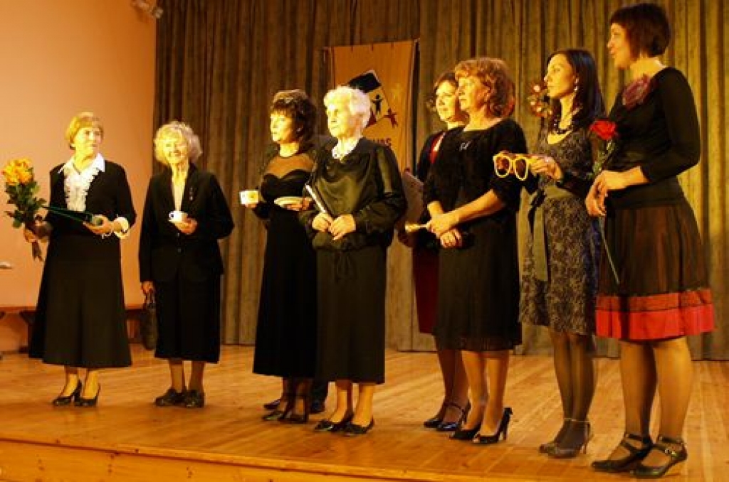 Iecavas vidusskolas 135 gadu jubilejas sarīkojums piektdien, 25. novembra vakarā, līksmā noskaņā pulcēja bijušos audzēkņus, pedagogus un darbiniekus. Jubilāru kolektīvu sveica kolēģi no citām novada izglītības iestādēm.

