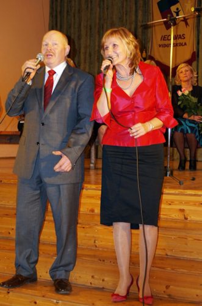 Iecavas vidusskolas 135 gadu jubilejas sarīkojums piektdien, 25. novembra vakarā, līksmā noskaņā pulcēja bijušos audzēkņus, pedagogus un darbiniekus. Jubilāru kolektīvu sveica kolēģi no citām novada izglītības iestādēm.

