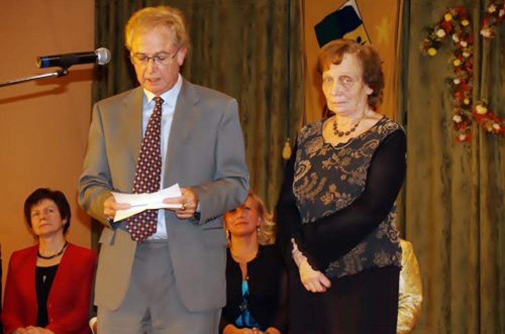 Iecavas vidusskolas 135 gadu jubilejas sarīkojums piektdien, 25. novembra vakarā, līksmā noskaņā pulcēja bijušos audzēkņus, pedagogus un darbiniekus. Jubilāru kolektīvu sveica kolēģi no citām novada izglītības iestādēm.

