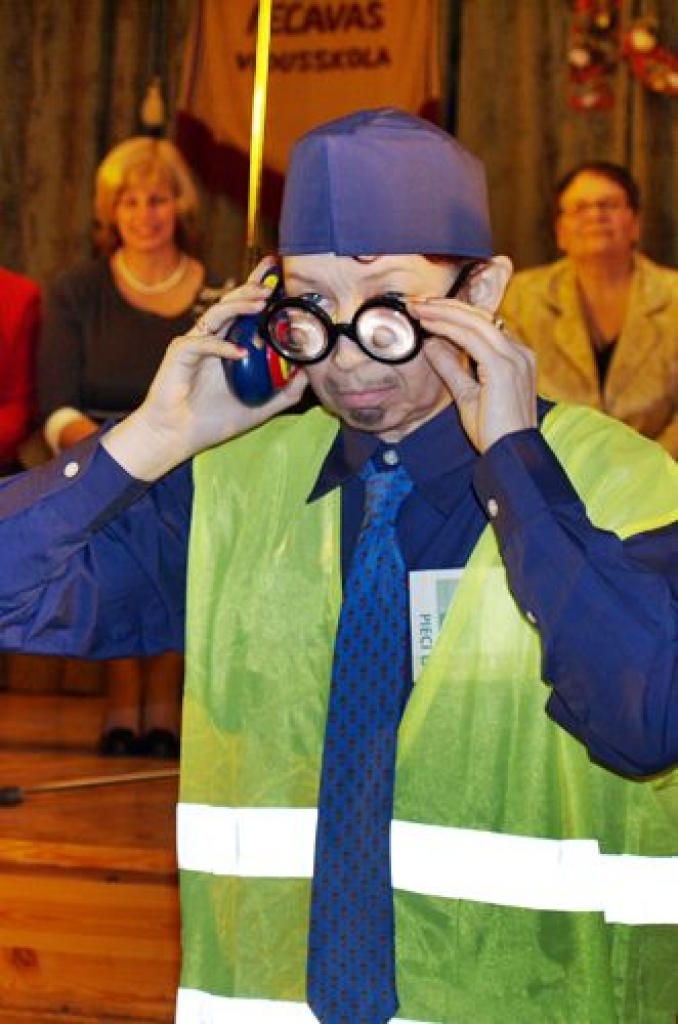 Iecavas vidusskolas 135 gadu jubilejas sarīkojums piektdien, 25. novembra vakarā, līksmā noskaņā pulcēja bijušos audzēkņus, pedagogus un darbiniekus. Jubilāru kolektīvu sveica kolēģi no citām novada izglītības iestādēm.


