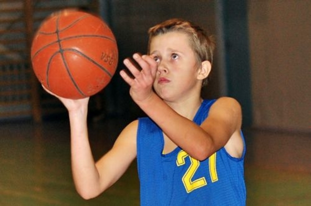Bauskas un Vecumnieku novada sporta skolas novembrī un decembrī noskaidro uzvarētājus «Oranžās bumbas» basketbola turnīros. Katrā novadā uzvarētāji iegūst tiesības piedalīties Zemgales reģiona «Oranžās bumbas» finālturnīrā.
Piektdien...
Autors: Uldis Varnevičs