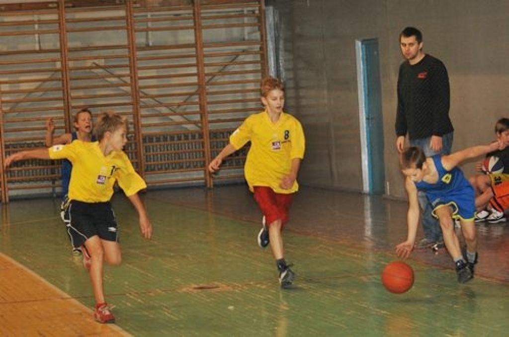 Bauskas un Vecumnieku novada sporta skolas novembrī un decembrī noskaidro uzvarētājus «Oranžās bumbas» basketbola turnīros. Katrā novadā uzvarētāji iegūst tiesības piedalīties Zemgales reģiona «Oranžās bumbas» finālturnīrā.
Piektdien...
Autors: Uldis Varnevičs