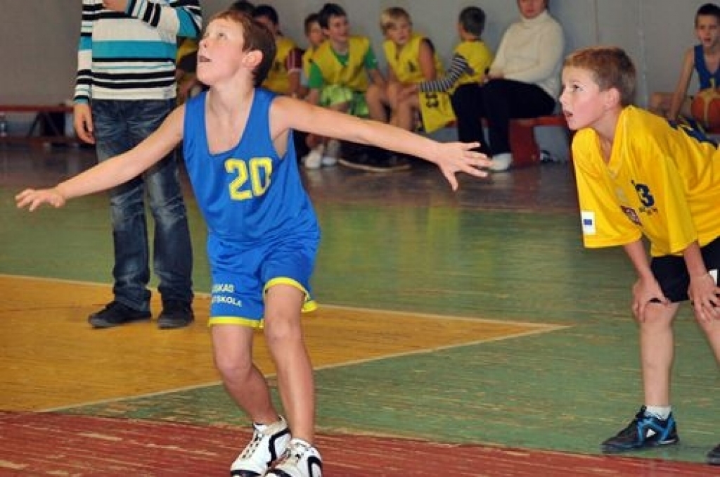 Bauskas un Vecumnieku novada sporta skolas novembrī un decembrī noskaidro uzvarētājus «Oranžās bumbas» basketbola turnīros. Katrā novadā uzvarētāji iegūst tiesības piedalīties Zemgales reģiona «Oranžās bumbas» finālturnīrā.
Piektdien...
Autors: Uldis Varnevičs
