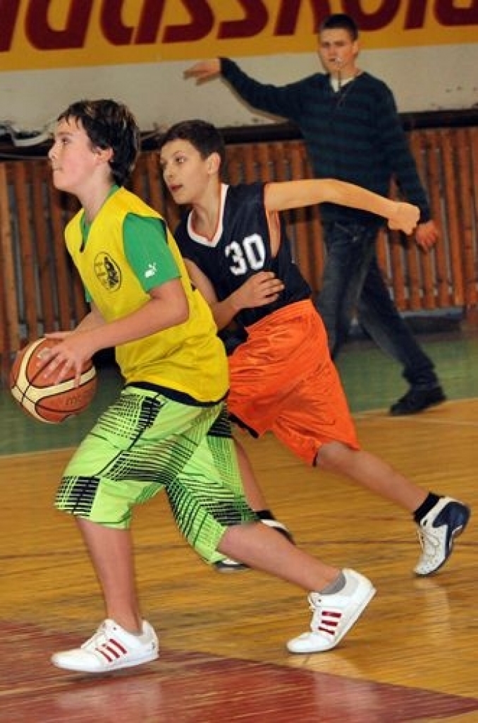 Bauskas un Vecumnieku novada sporta skolas novembrī un decembrī noskaidro uzvarētājus «Oranžās bumbas» basketbola turnīros. Katrā novadā uzvarētāji iegūst tiesības piedalīties Zemgales reģiona «Oranžās bumbas» finālturnīrā.
Piektdien...
Autors: Uldis Varnevičs
