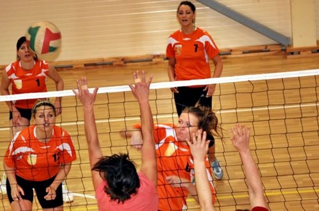 Ar Mežotnes pirmās komandas uzvaru noslēgusies sporta centra «Mēmele» kausa izcīņa volejbolā sievietēm, kas notika Griķu pamatskolas sporta zālē 19. novembrī.
Sporta centra «Mēmele» kausa izcīņā volejbolā sievietēm vietu sadalījums:
1....
Autors: Uldis Varnevičs