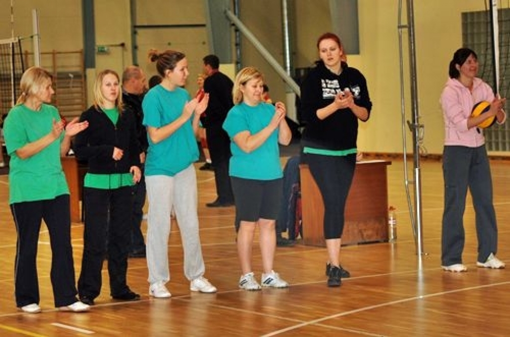 Ar Mežotnes pirmās komandas uzvaru noslēgusies sporta centra «Mēmele» kausa izcīņa volejbolā sievietēm, kas notika Griķu pamatskolas sporta zālē 19. novembrī.
Sporta centra «Mēmele» kausa izcīņā volejbolā sievietēm vietu sadalījums:
1....
Autors: Uldis Varnevičs