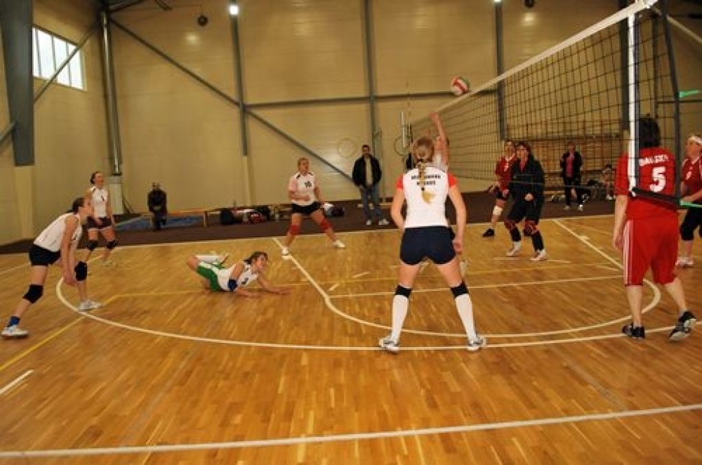 Ar Mežotnes pirmās komandas uzvaru noslēgusies sporta centra «Mēmele» kausa izcīņa volejbolā sievietēm, kas notika Griķu pamatskolas sporta zālē 19. novembrī.
Sporta centra «Mēmele» kausa izcīņā volejbolā sievietēm vietu sadalījums:
1....
Autors: Uldis Varnevičs