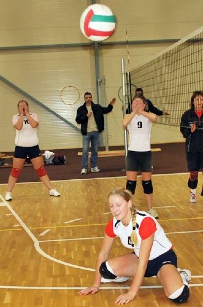 Ar Mežotnes pirmās komandas uzvaru noslēgusies sporta centra «Mēmele» kausa izcīņa volejbolā sievietēm, kas notika Griķu pamatskolas sporta zālē 19. novembrī.
Sporta centra «Mēmele» kausa izcīņā volejbolā sievietēm vietu sadalījums:
1....
Autors: Uldis Varnevičs