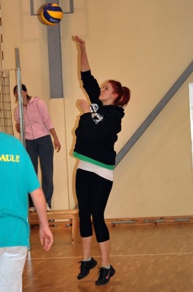 Ar Mežotnes pirmās komandas uzvaru noslēgusies sporta centra «Mēmele» kausa izcīņa volejbolā sievietēm, kas notika Griķu pamatskolas sporta zālē 19. novembrī.
Sporta centra «Mēmele» kausa izcīņā volejbolā sievietēm vietu sadalījums:
1....
Autors: Uldis Varnevičs