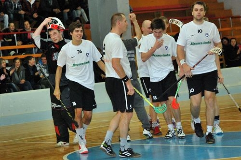 Aizvadītajā nedēļas nogalē mūsu florbola klubs «Bauska» mājās guva uzvaru, pieveicot Cēsu «Lekringu» ar rezultātu 7:3, pēc tam 20. novembrī piekāpās viesos Liepājas «Kurši» komandai ar rezultātu 5:7.
Baušķenieki Liepājā labi aizvadīja...
Autors: Uldis Varnevičs
