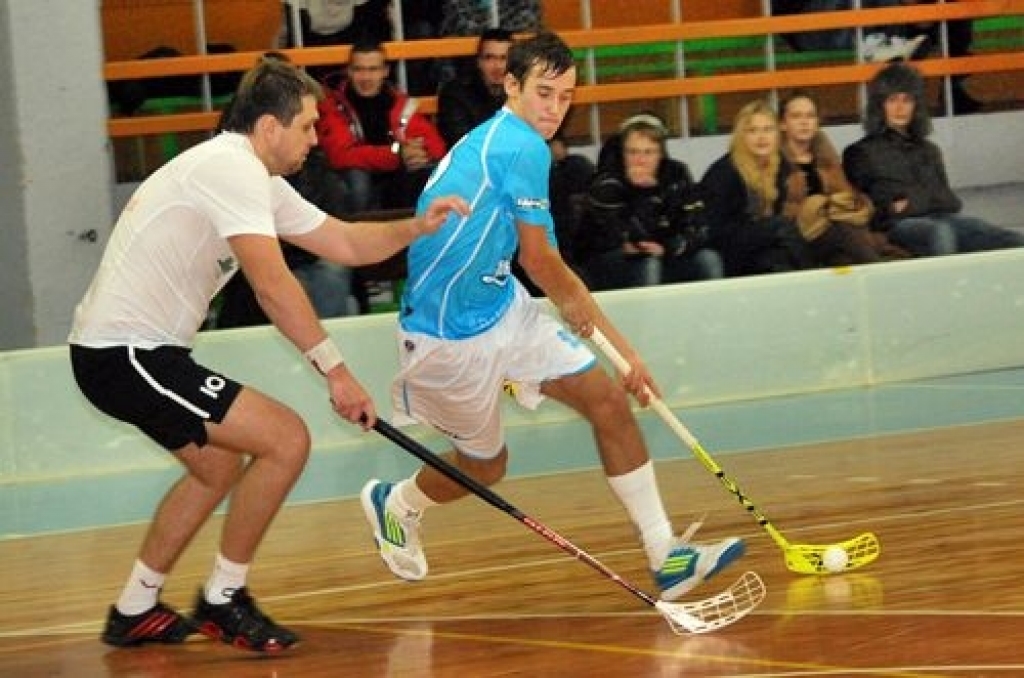 Aizvadītajā nedēļas nogalē mūsu florbola klubs «Bauska» mājās guva uzvaru, pieveicot Cēsu «Lekringu» ar rezultātu 7:3, pēc tam 20. novembrī piekāpās viesos Liepājas «Kurši» komandai ar rezultātu 5:7.
Baušķenieki Liepājā labi aizvadīja...
Autors: Uldis Varnevičs
