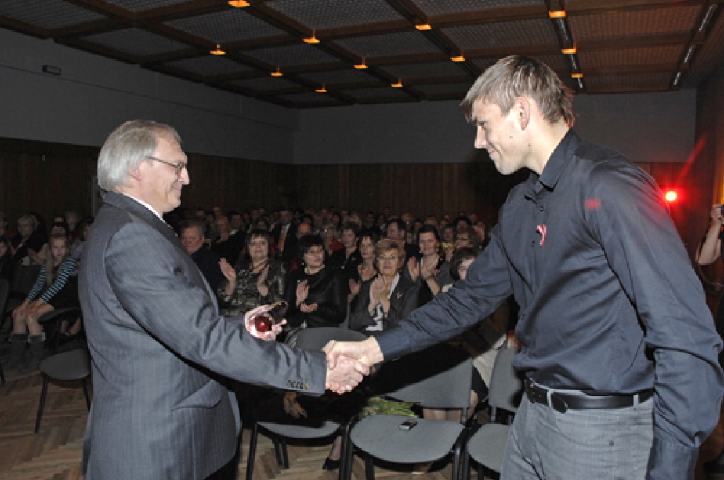 Ģimeniski un sirsnīgi, pateicoties vietējiem cilvēkiem par viņu līdzdalību novada dzīvē, - tā Latvijas valsts proklamēšanas dienu 18. novembrī atzīmēja Rundālē.
Autors: Ivars Bogdanovs