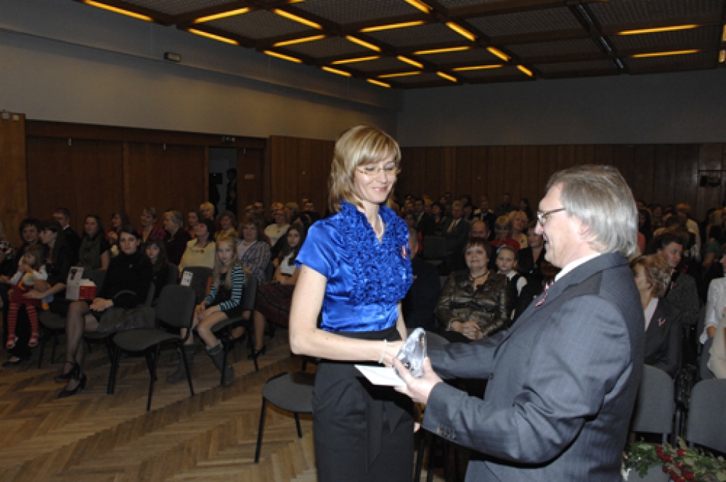 Ģimeniski un sirsnīgi, pateicoties vietējiem cilvēkiem par viņu līdzdalību novada dzīvē, - tā Latvijas valsts proklamēšanas dienu 18. novembrī atzīmēja Rundālē.
Autors: Ivars Bogdanovs