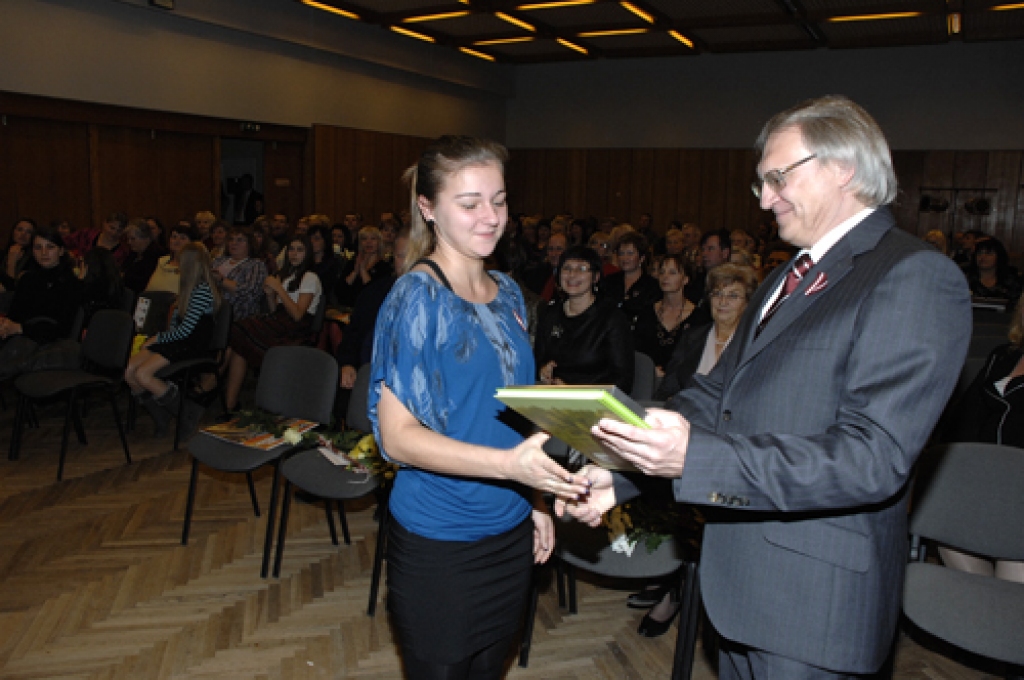 Ģimeniski un sirsnīgi, pateicoties vietējiem cilvēkiem par viņu līdzdalību novada dzīvē, - tā Latvijas valsts proklamēšanas dienu 18. novembrī atzīmēja Rundālē.
Autors: Ivars Bogdanovs