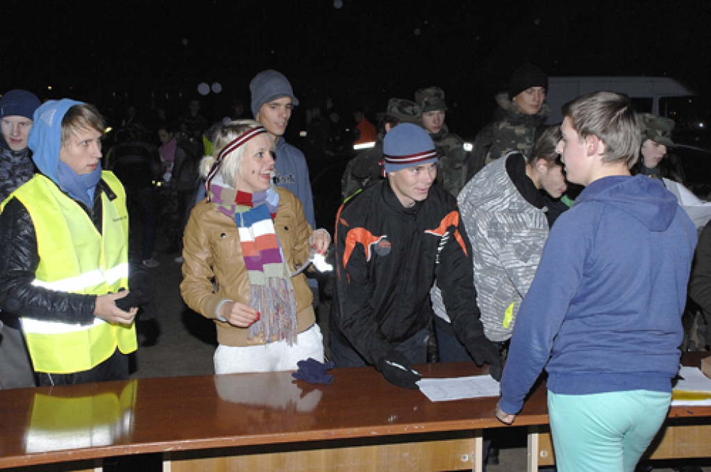 Valsts svētku priekšvakarā, 17. novembrī, Bauskas ielās risinājās jauniešiem domāts pasākums – rudens nakts skrējiens «Vietējais latvietis», ko organizēja Bauskas bērnu un jauniešu centrs (BJC) un jaunatnes lietu speciāliste Solvita...
Autors: Ivars Bogdanovs