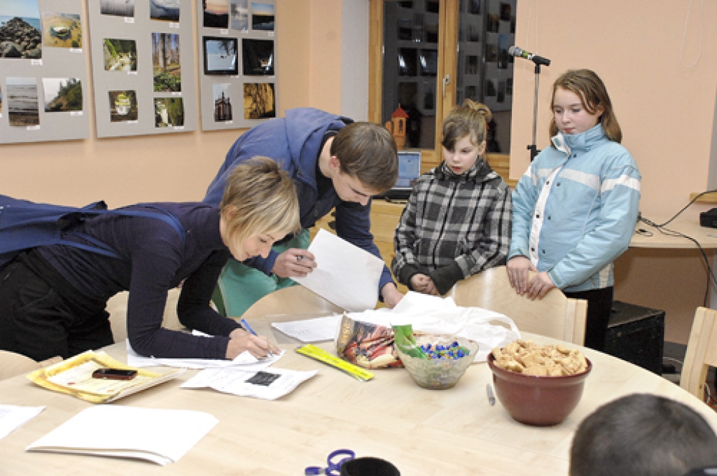 Valsts svētku priekšvakarā, 17. novembrī, Bauskas ielās risinājās jauniešiem domāts pasākums – rudens nakts skrējiens «Vietējais latvietis», ko organizēja Bauskas bērnu un jauniešu centrs (BJC) un jaunatnes lietu speciāliste Solvita...
Autors: Ivars Bogdanovs