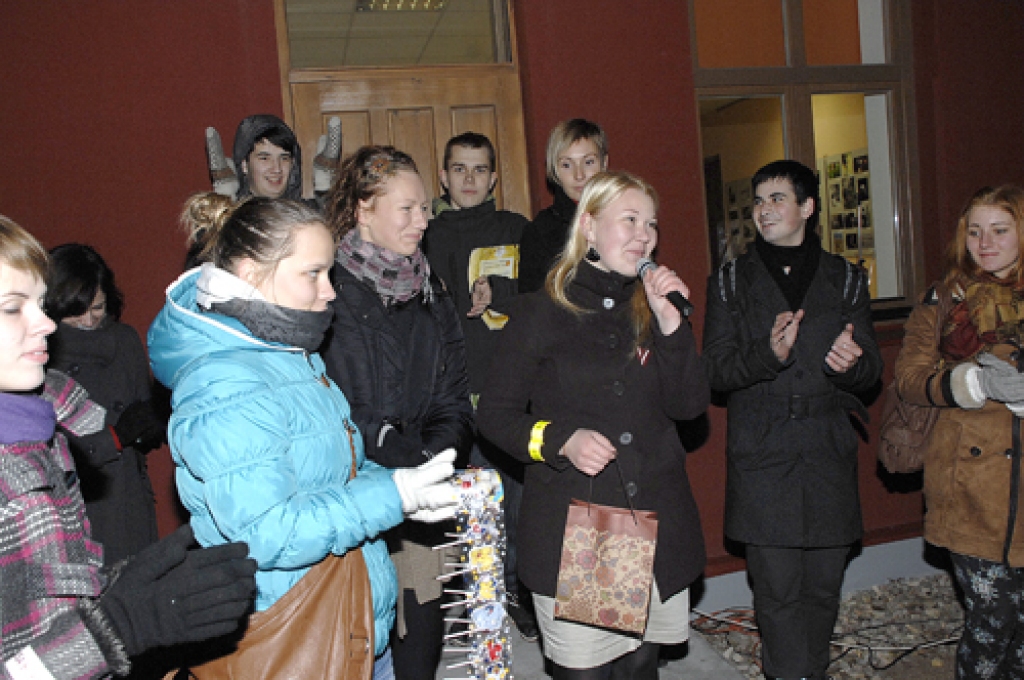 Valsts svētku priekšvakarā, 17. novembrī, Bauskas ielās risinājās jauniešiem domāts pasākums – rudens nakts skrējiens «Vietējais latvietis», ko organizēja Bauskas bērnu un jauniešu centrs (BJC) un jaunatnes lietu speciāliste Solvita...
Autors: Ivars Bogdanovs
