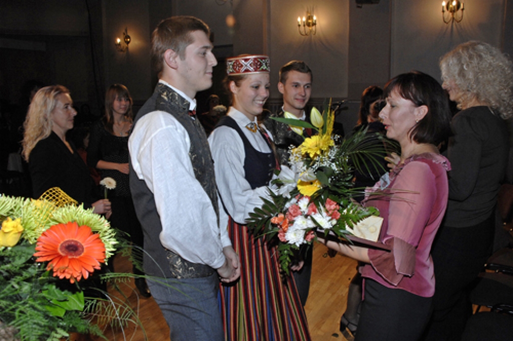 Novada konkursa «Gada skolotājs» noslēguma pasākumā 15. novembrī Bauskas kultūras centra lielajā zālē valdīja svinīga noskaņa. Godināti tika 29 izglītības darbinieki, trīs no viņiem pasākumā nebija ieradušies.
Autors: Ivars Bogdanovs